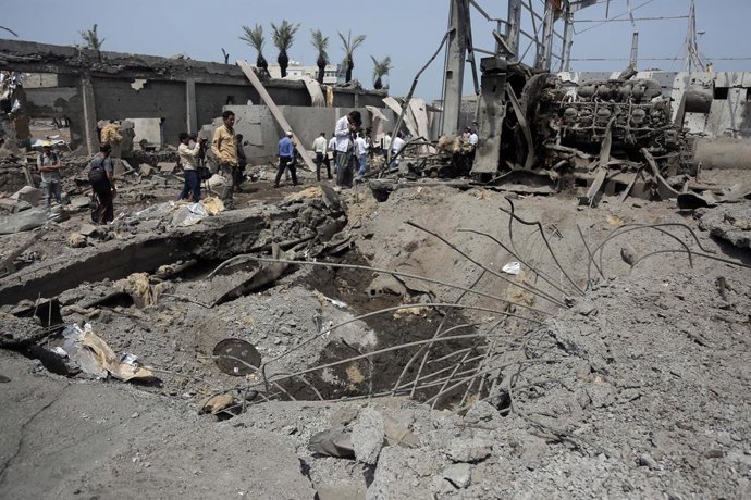 Archivo - HODEIDAH (YEMEN), Sept. 30, 2024 -- Pessoas inspecionam a estação de energia do porto de Hodeidah destruída em ataques aéreos israelenses em Hodeidah, Iêmen, em 30 de setembro de 2024. O governo do Iêmen condenou, na segunda-feira, os recentes a