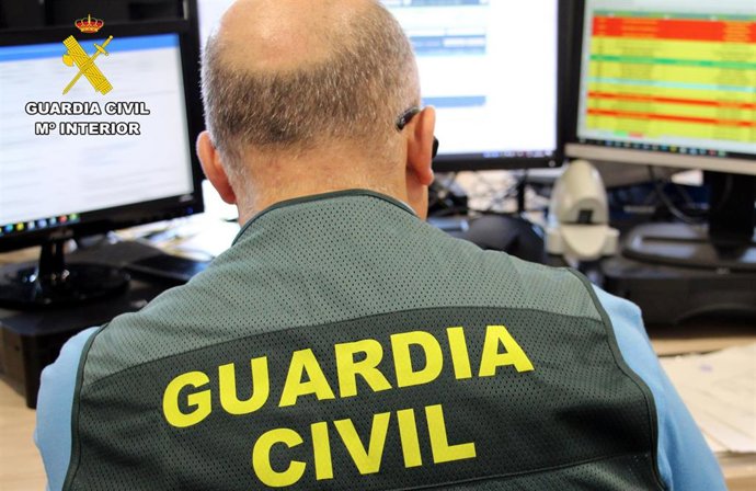 Archivo - Miembro del equipo de ciberdelincuencia de la Guardia Civil. Foto recurso.