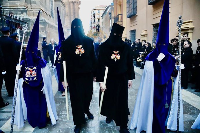 La Cofradía de El Rico de Málaga cumple su tradición de Miércoles Santo y ha liberado a dos jóvenes hermanos malagueños indultados por el Gobierno. 