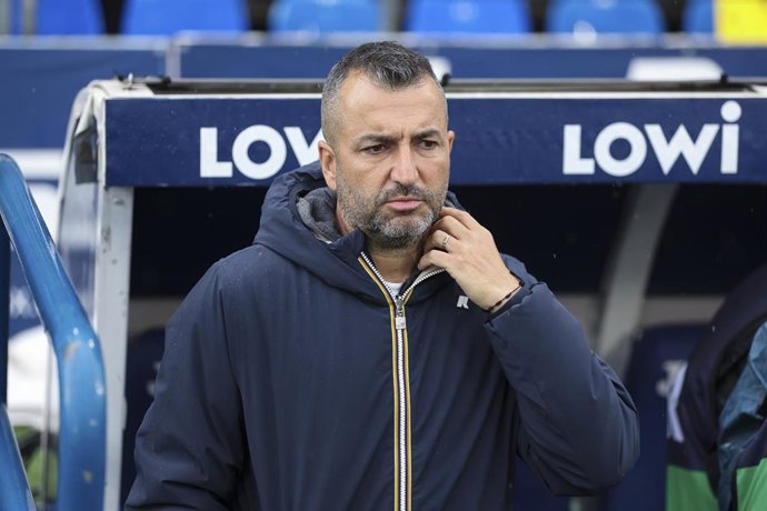 El entrenador de la UD Las Palmas, Diego Martínez, ante el Getafe en el partido de LaLiga EA Sports 2024-2025 disputado en el Coliseum. 