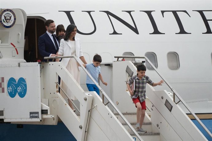 El vicepresidente de Estados Unidos, JD Vance, aterriza en Roma (Italia) junto a su familia