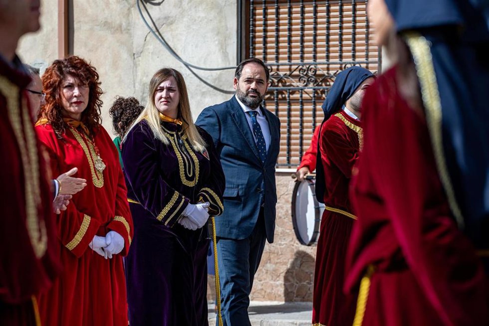 El presidente regional del PP, Paco Núñez, en el centro