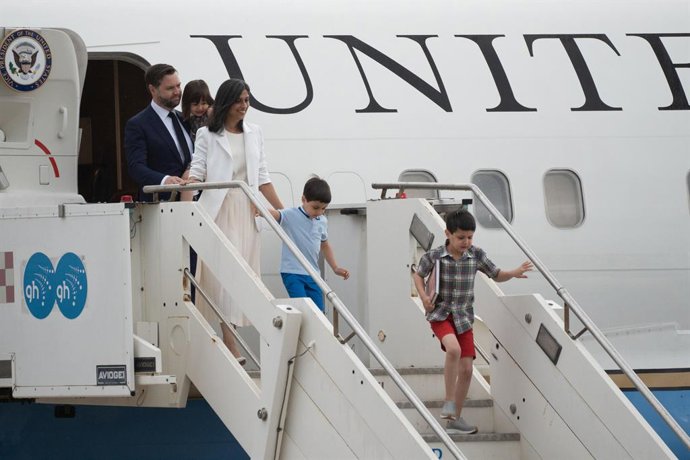 18 de abril de 2025, Aeroporto Di Ciampino, Itália: O vice-presidente dos EUA, JD Vance, com sua família, desembarca do Air Force Two no Aeroporto de Roma Ciampino, em Roma, Itália, em 18 de abril de 2025. O vice-presidente dos EUA, JD Vance, será recebid