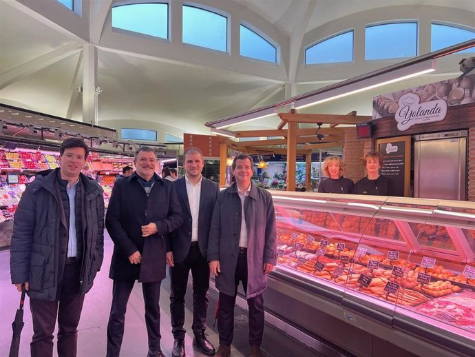 El consejero Mikel Irujo visita los establecimientos del Mercado del Ensanche, en Pamplona.
