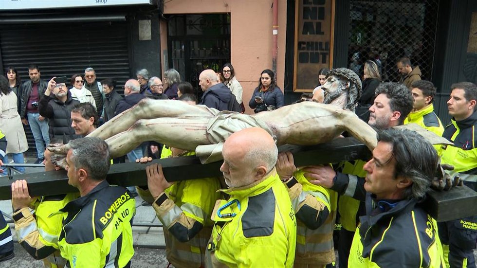 Bomberos de Madrid procesionan en Madrid en "homenaje" a sus compañeros fallecid