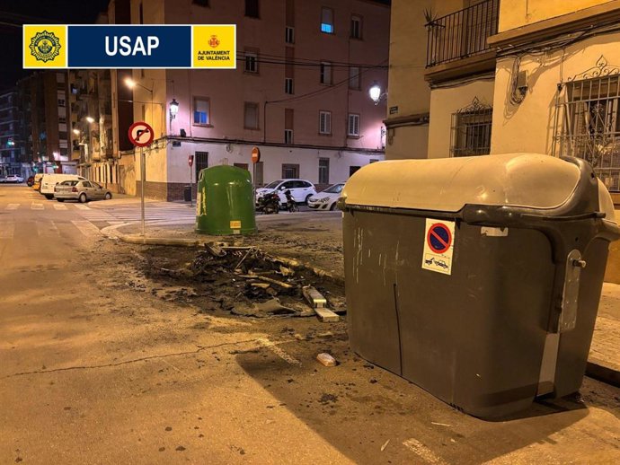 Imagen de los contenedores quemados en el barrio valenciano de Benicalap.