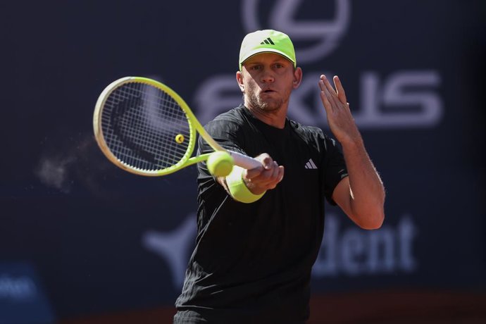 Alejando Davidovich, da Espanha, em ação contra Karen Khachanov, da Rússia, durante a partida de tênis das quartas de final do Barcelona Open Banc Sabadell 2025