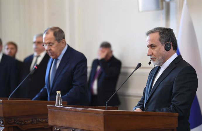 Archivo - TEERÃ, 25 de fevereiro de 2025 -- O ministro das Relações Exteriores do Irã, Seyed Abbas Araghchi (1º à direita), e o ministro das Relações Exteriores da Rússia, Sergei Lavrov (à esquerda, à frente), participam de uma coletiva de imprensa conjun