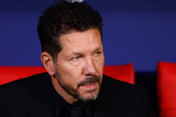 Diego Pablo Simeone, técnico do Atlético de Madri, observa durante a partida de futebol da Liga Espanhola, LaLiga EA Sports, disputada entre o Atlético de Madri e o Real Valladolid no estádio Riyadh Air Metropolitano em 14 de abril de 2025, em Madri, Espa
