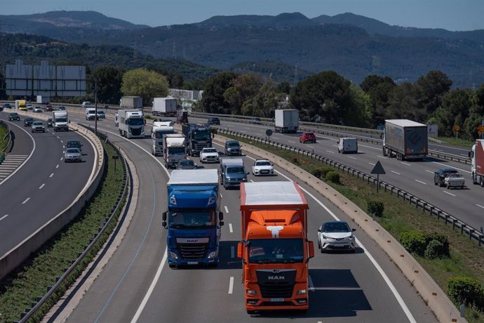 Tráfico durante la operación salida de Semana Santa, en la AP-7, a 17 de abril de 2025, en Sant Cugat, Barcelona, Catalunya (España). El Servei Català de Trànsit prevé que durante esta operación salida salgan del área metropolitana de Barcelona 560.000 ve