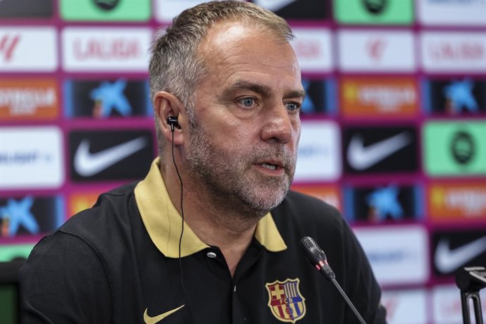 Hansi Flick, técnico do FC Barcelona, participa de sua coletiva de imprensa durante o dia de treinamento do FC Barcelona antes da partida de futebol da Liga Espanhola, La Liga EA Sports, contra o CD Leganes na Ciudad Esportiva Joan Gamper em 11 de abril d
