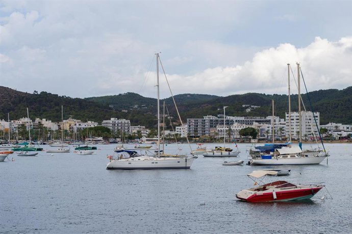 Archivo - Barcos fondeados en la bahía de Sant Antoni de Portmany, en una foto de archivo.