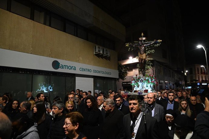 La alcaldesa, María del Mar Vázquez, acompaña en la madrugada a miles de almerienses en el Vía Crucis del Cristo de la Escucha