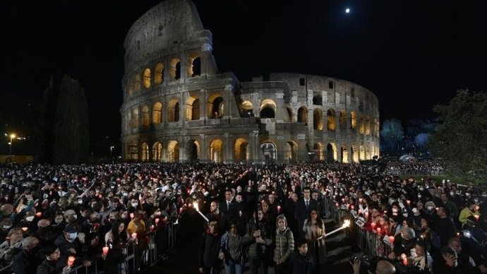 Via Crucis en el Coliseo de Roma en una foto de archivo.