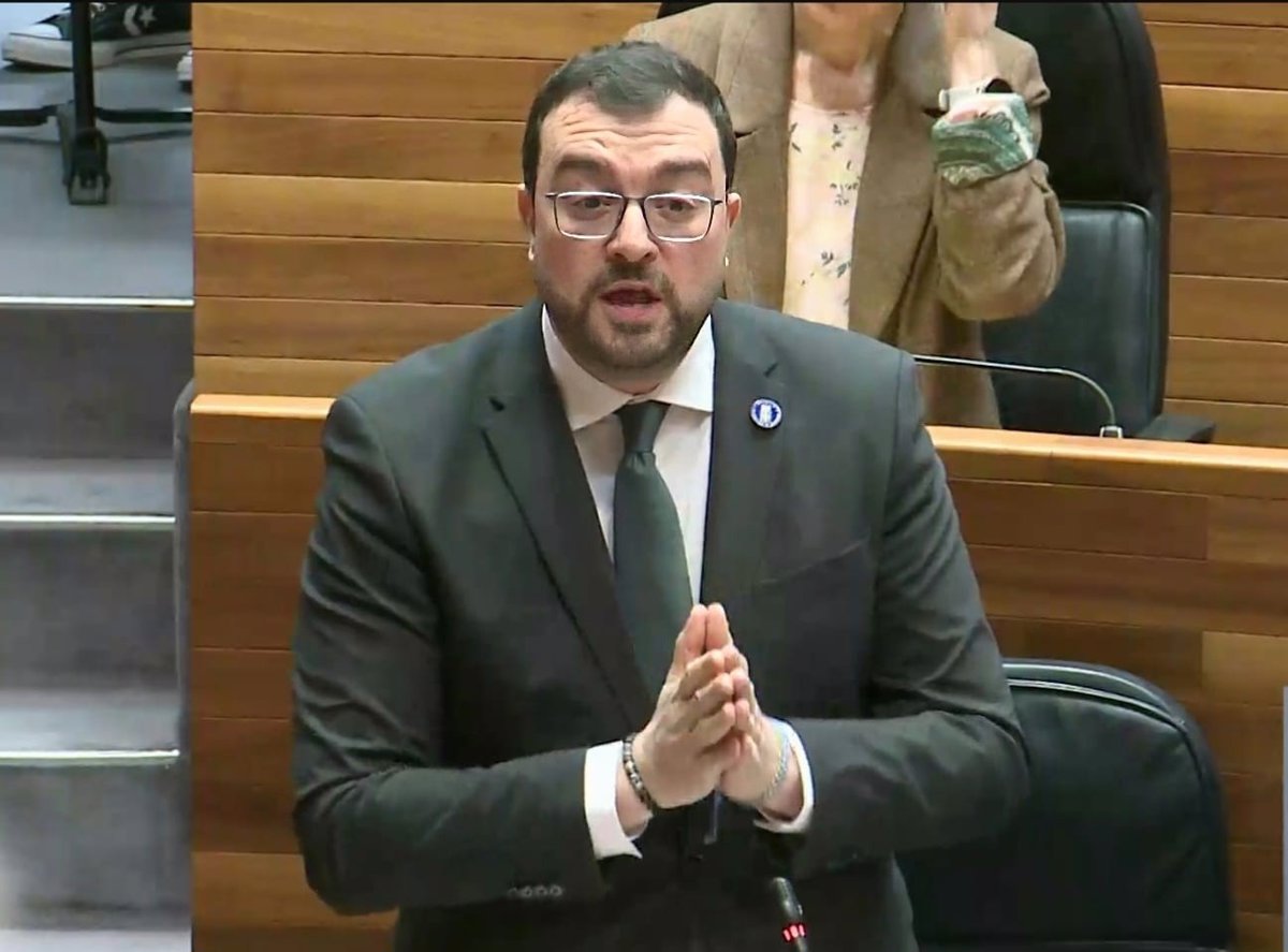 Barbón (PSOE) pide perdón por su comportamiento ante Queipo (PP) en el pleno parlamentario del martes