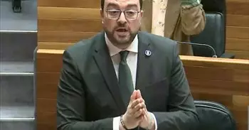 Barbón (PSOE) pide perdón por su comportamiento ante Queipo (PP) en el pleno parlamentario del martes