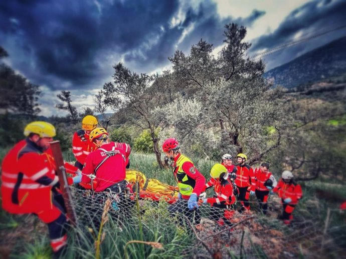 Servicios de emergencia atienden a una persona accidentada en la montaña.