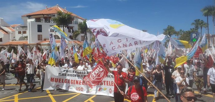 Los trabajadores turísticos se manifiestan por mejores salarios y califican de éxito la huelga en Santa Cruz de Tenerife
