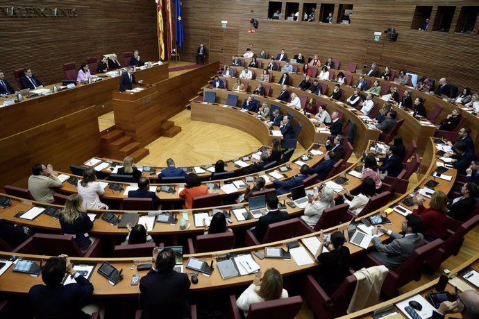 Imagen de archivo del hemiciclo de Les Corts Valencianes durante una sesión de control al presidente de la Generalitat, Carlos Mazón. 