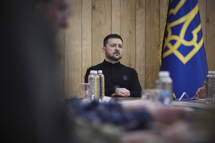 15 de abril de 2025, Odesa, Odesa Oblast, Ucrânia: O presidente ucraniano Volodymyr Zelenskyy ouve um briefing durante uma reunião com comandantes regionais e autoridades sobre a situação de segurança na região do Mar Negro, em 15 de abril de 2025, em Ode