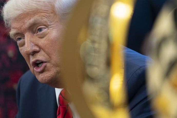 17 de abril de 2025, Washington, Distrito de Columbia, EUA: O presidente dos Estados Unidos, Donald J. Trump, reúne-se com pescadores e mulheres da Samoa Americana enquanto assina uma proclamação que expande os direitos de pesca nas ilhas do Pacífico no S