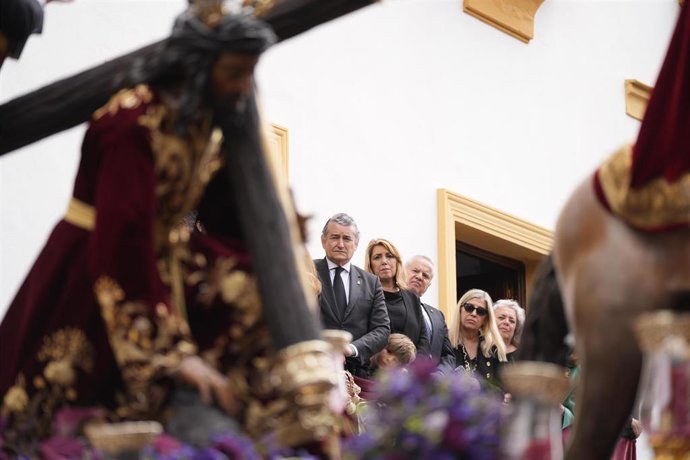 El consejero de Presidencia, Interior, Diálogo Social y Simplificación Administrativa, Antonio Sanz, en un balcón viendo la entrada de la Hermandad de la Esperanza de Triana. En esta imagen junto a Susana Díaz, expresidenta de la Junta de Andalucía.