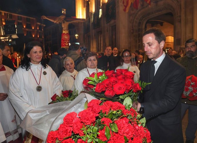 El presidente del Consell de Mallorca, Llorenç Galmés, en la ofrenda floral al Sant Crist de la Sang de Palma.