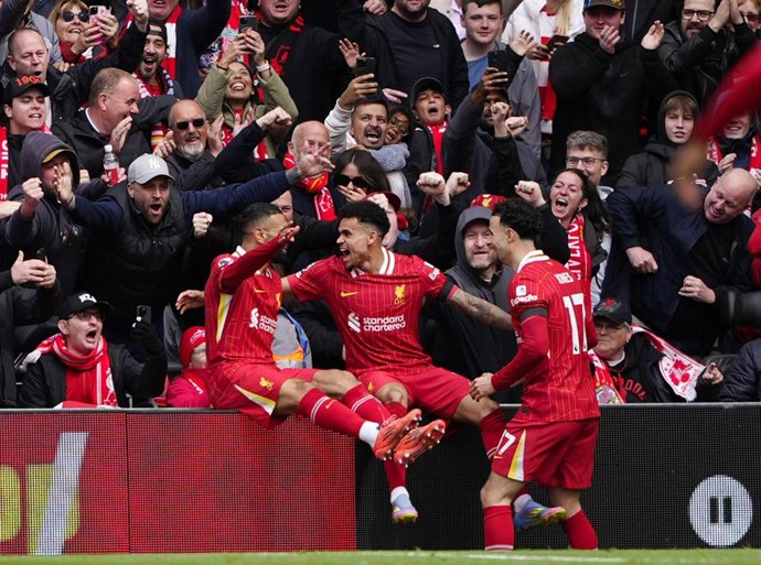 Los jugadores del Liverpool Mohamed Salah, Luis Díaz y Curtis Jones celebran un gol en la Premier League ante el West Ham en Anfield. 