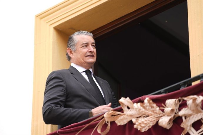 Imagen de Antonio Sanz admirando la entrada procesional de la Hermandad de la Esperanza de Triana    JOAQUÍN CORCHERO/EUROPA PRESS 18/4/2025