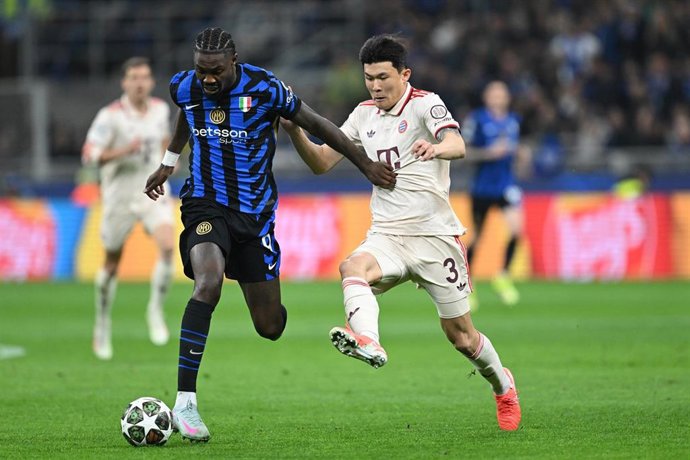 El delantero del Inter de Milán Marcus Thuram, ante el defensa del Bayern de Múnich Min-jae Kim, en cuartos de final de la Champions. 