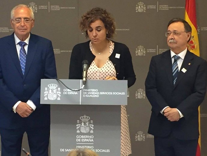 Los presidentes de Melilla y Ceuta, Juan José Imbroda y Juan Vivas respectivamente, con la eurodiputada del PP Dolors Montserrat.