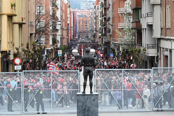 Recinto perimetral para el partido entre el Athletic Club y Rangers FC, en los alrededores del estadio de San Mamés 