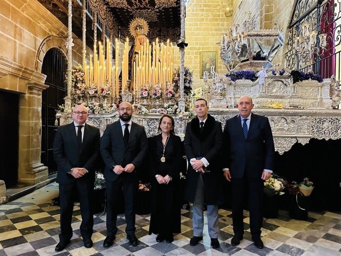 Imagen de la ofrenda floral en la hermandad de La Soledad