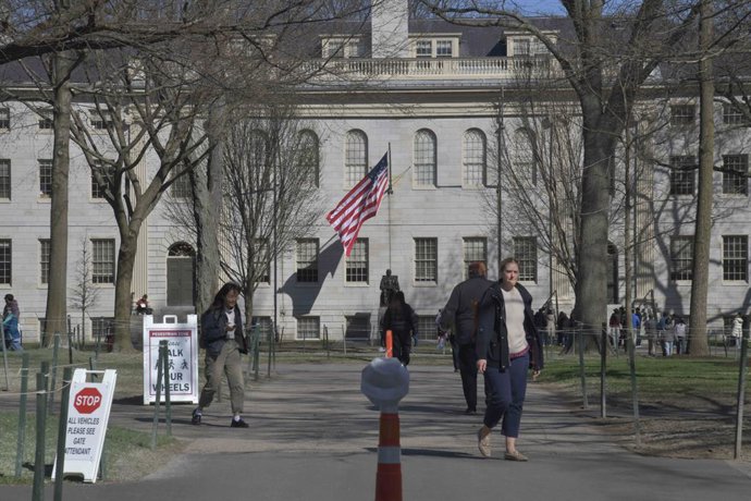 17 de abril de 2025, Cambridge, Ma, EUA: Cenas da Universidade de Harvard e da Harvard Square com estudantes e pedestres