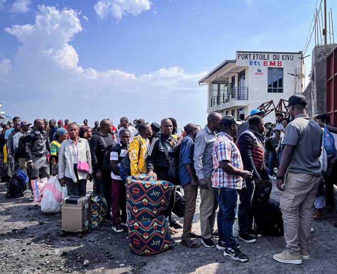 Archivo - GOMA, Feb. 19, 2025 -- Pessoas esperam na fila para embarcar em um cais em Goma, na República Democrática do Congo (RDC), em 18 de fevereiro de 2025.   O tráfego no Lago Kivu, entre Bukavu e Goma, duas capitais provinciais no leste da República 