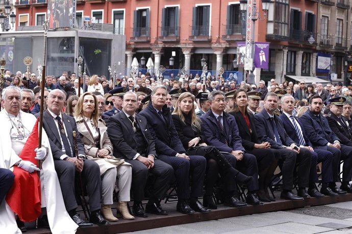 Carnero recibe a embajadores de siete países y les invita a vivir la Semana de Pasión de Valladolid .