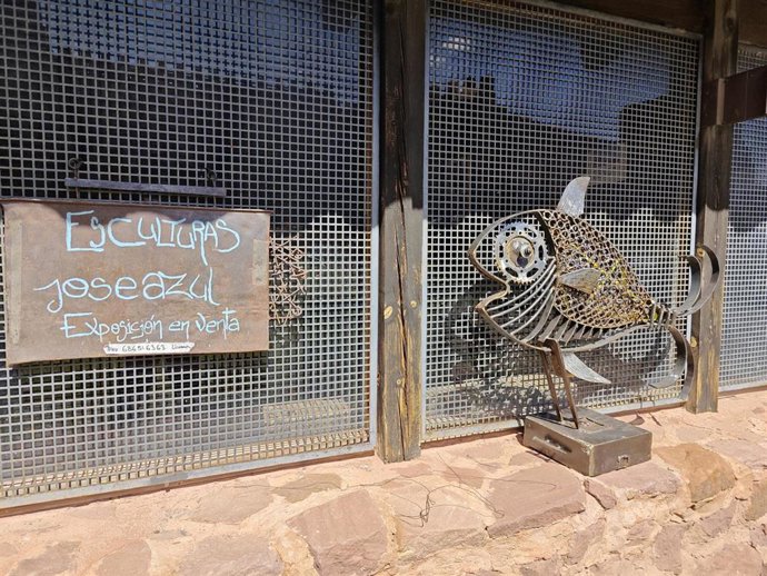 La exposición al aire libre "Criaturas que Pululan" de figuras metálicas se puede visitar en el castillo de Peracense
