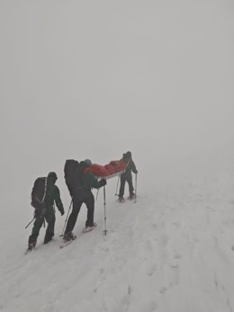 El GREIM recata en Gredos (Ávila) a tres montañeros, uno de ellos con ceguera por falta de protección solar.