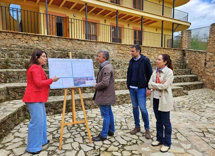 La directora general de Juventud de la Región de Murcia, Carmen María Muñoz, y los concejales de Turismo y Medio Ambiente en el Consistorio caravaqueño, José Santiago Villa y Ana Belén Martínez, respectivamente, visitan el albergue