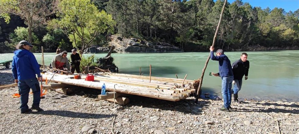 Concluye este sábado la construcción de nabatas para su descenso desde Murillo de Gállego (Huesca) el próximo domingo
