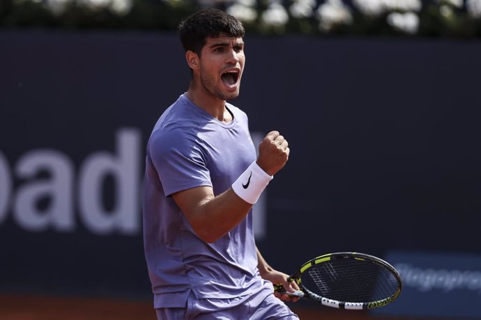 El español Carlos Alcaraz en acción contra el australiano Alex de Miñaur durante el partido de cuartos de final del Barcelona Open Banc Sabadell 2025