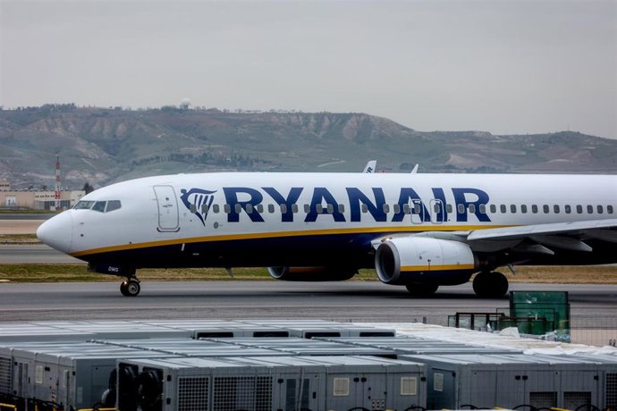 Archivo - Un avión de la aerolínea Ryanair en el aeropuerto Adolfo Suárez Madrid-Barajas