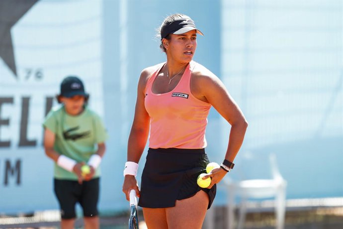 Archivo - Jessica Bouzas Maneiro of Spain looks on against Claire Liu of USA during the Mutua Madrid Open 2024, ATP Masters 1000 and WTA 1000, tournament celebrated at Caja Magica on April 22, 2024 in Madrid, Spain.
