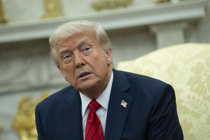 17 de abril de 2025, Washington, Distrito de Columbia, EUA: O presidente dos Estados Unidos, Donald J. Trump, fala à mídia enquanto se reúne com a primeira-ministra Giorgia Meloni da República Italiana no Salão Oval da Casa Branca em Washington, DC, EUA, 