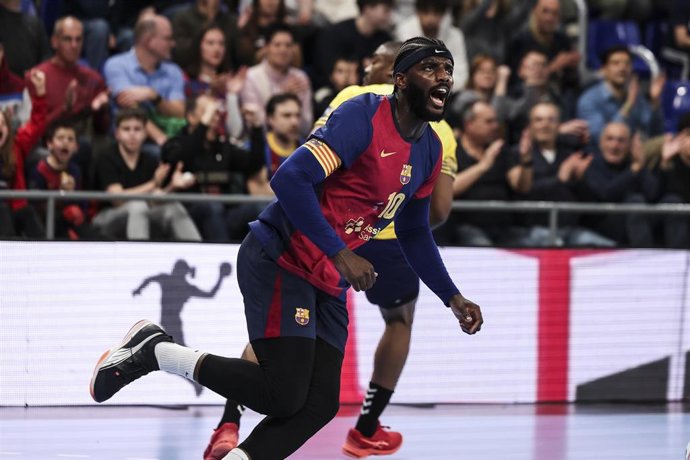 Archivo - Dika Mem celebra un gol con el Barça.