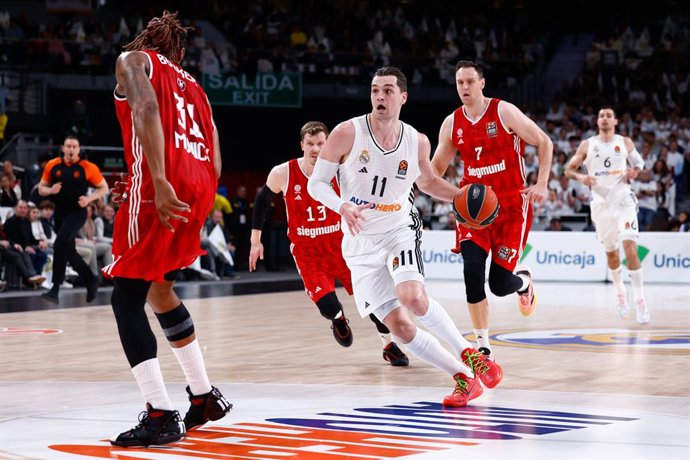 Mario Hezonja, do Real Madrid, em ação durante a partida de basquete da Turkish Airlines EuroLeague, disputada entre o Real Madrid e o FC Bayern de Munique na Movistar Arena, em 18 de abril de 2025, em Madri, Espanha.