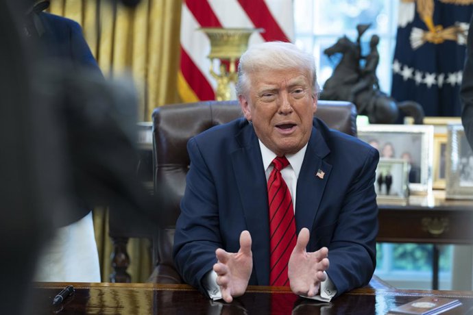 17 de abril de 2025, Washington, Distrito de Columbia, EUA: O presidente dos Estados Unidos, Donald J. Trump, reúne-se com pescadores e mulheres da Samoa Americana enquanto assina uma proclamação que expande os direitos de pesca nas ilhas do Pacífico, no 