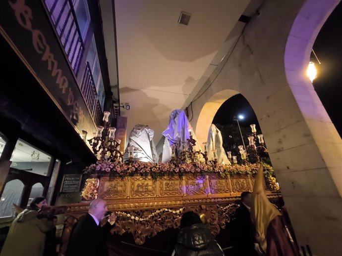 El paso de 'La Flagelación' ha tenido que buscar cobijo bajo los arcos de la calle Portales tras suspender la Magna Procesión del Santo Entierro de Logroño