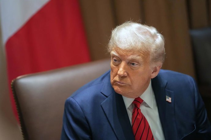 17 de abril de 2025, Washington, Distrito de Columbia, EUA: O presidente dos Estados Unidos, Donald J. Trump, e a primeira-ministra da República Italiana, Giorgia Meloni, na sala do gabinete da Casa Branca em Washington, DC, EUA, na quinta-feira, 17 de ab
