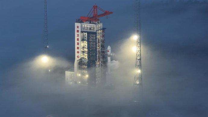 PEQUIM, 19 de abril de 2025 -- Um foguete transportador Longa Marcha-6 modificado, transportando seis satélites Shiyan-27, decola do Centro de Lançamento de Satélites de Taiyuan, na província de Shanxi, no norte da China, em 19 de abril de 2025.   Os seis